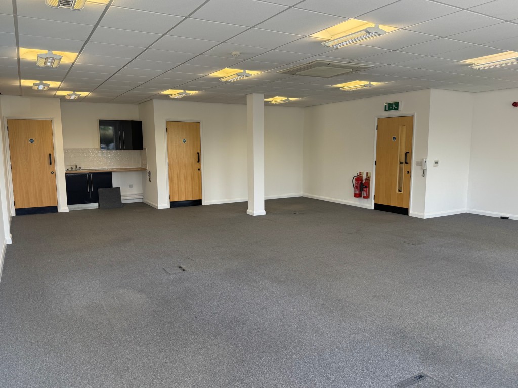Lot: 51 - LEASEHOLD COMMERCIAL BUILDING WITH FOUR OFFICE SUITES - Third view of office one